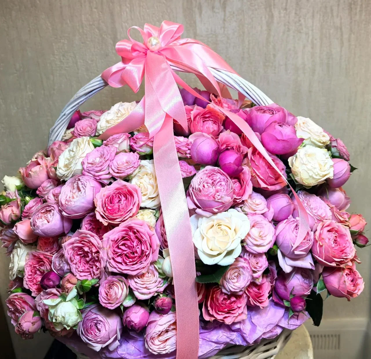 Корзина из 57 кустовых роз
